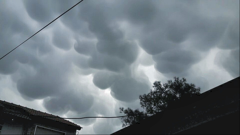 Impactante formación de mammatus, asociadas a una tormenta que se formó en la costa atlántica (Patri Rosario).
