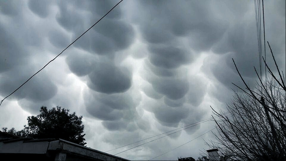 Impactante formación de mammatus, asociadas a una tormenta que se formó en la costa atlántica (Patri Rosario).