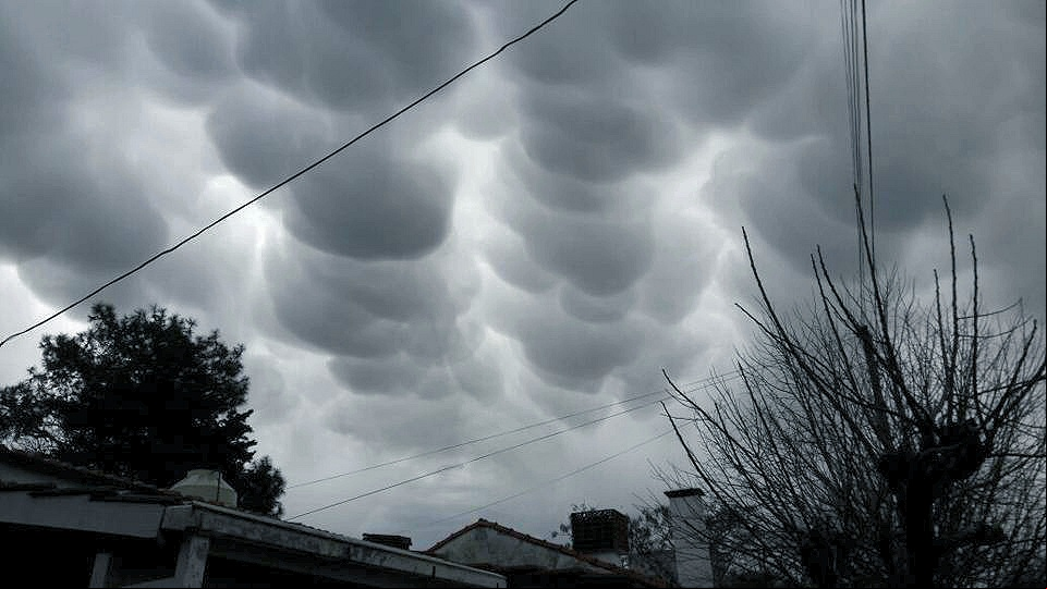 Impactante formación de mammatus, asociadas a una tormenta que se formó en la costa atlántica (Patri Rosario).