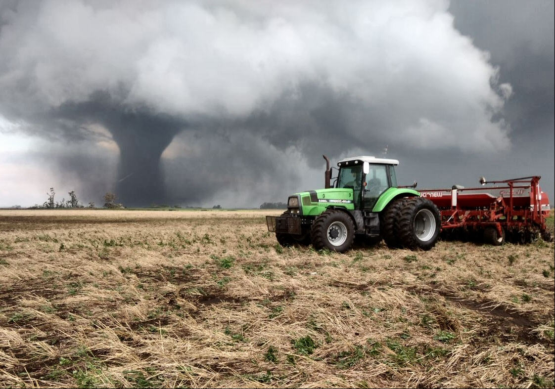 Impactantes tomas del tornado en Lobería desde las afueras de la localidad (redes sociales).