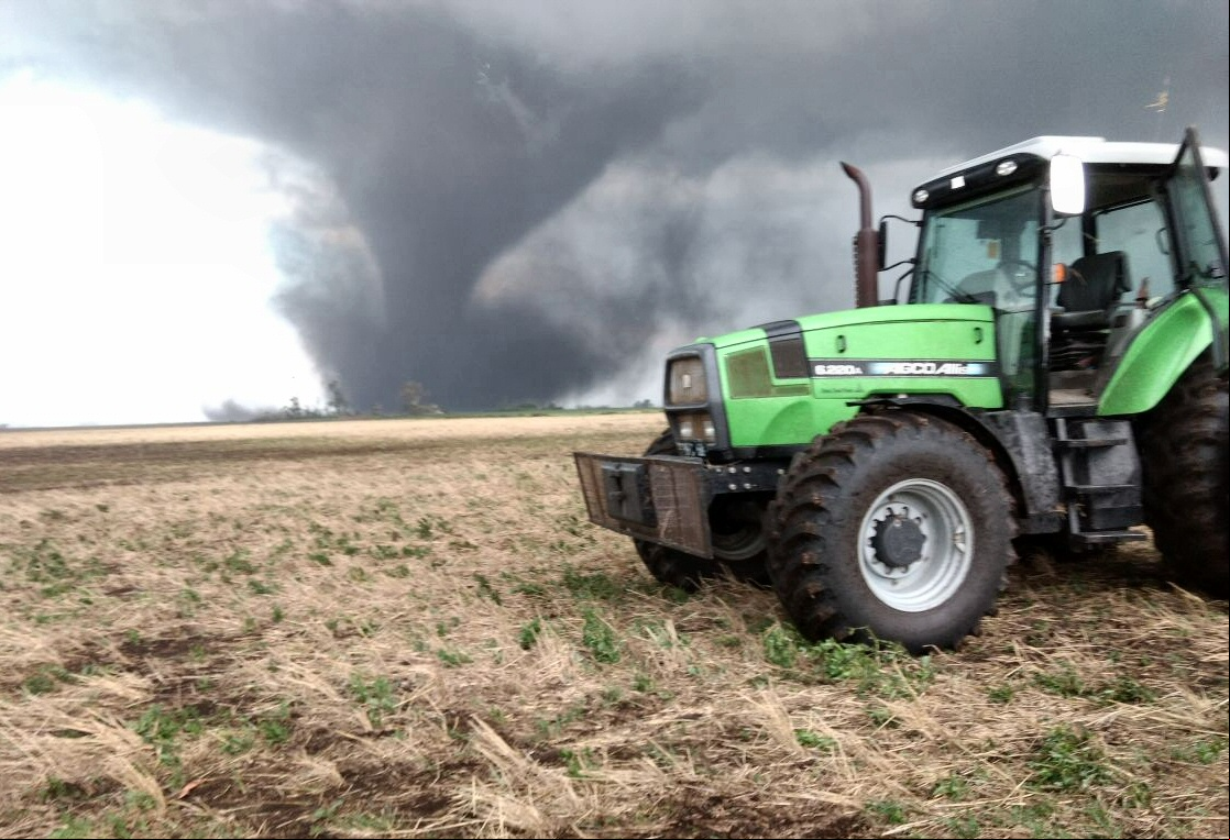 Impactantes tomas del tornado en Lobería desde las afueras de la localidad (redes sociales).