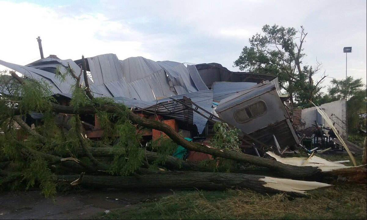 Daños en la localidad de Lobería debido al paso del tornado (redes sociales).